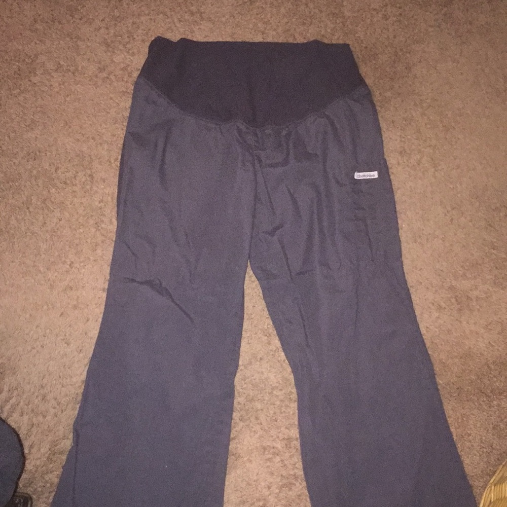 Maternity scrub pants petite (short) medium gray.
